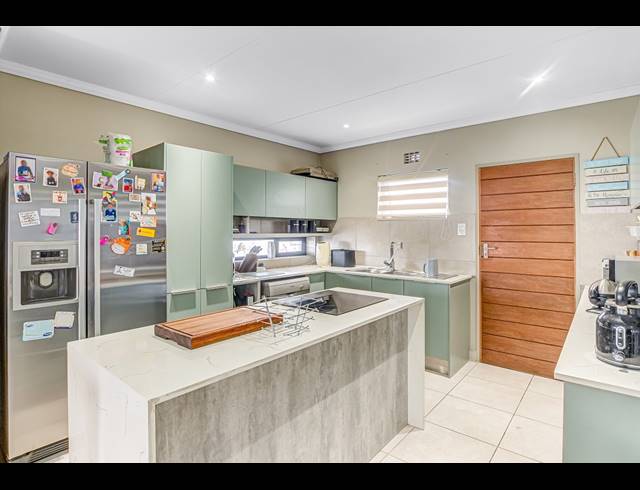 3 BEDROOM FREEHOLD FOR SALE IN LION PRIDE